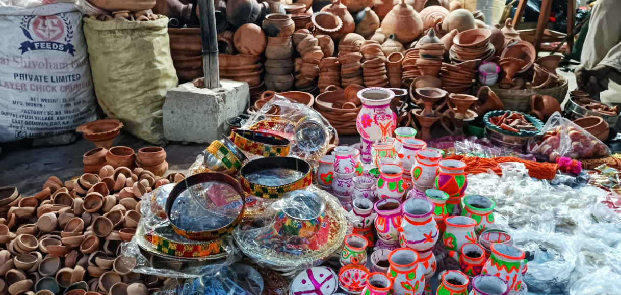 चाडपर्व नजिकिँदै जाँदा माटो र बाँसको सामग्रीको माग बढ्यो